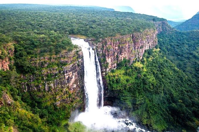 Lofoi Falls plunging off the Kundelungu plateau