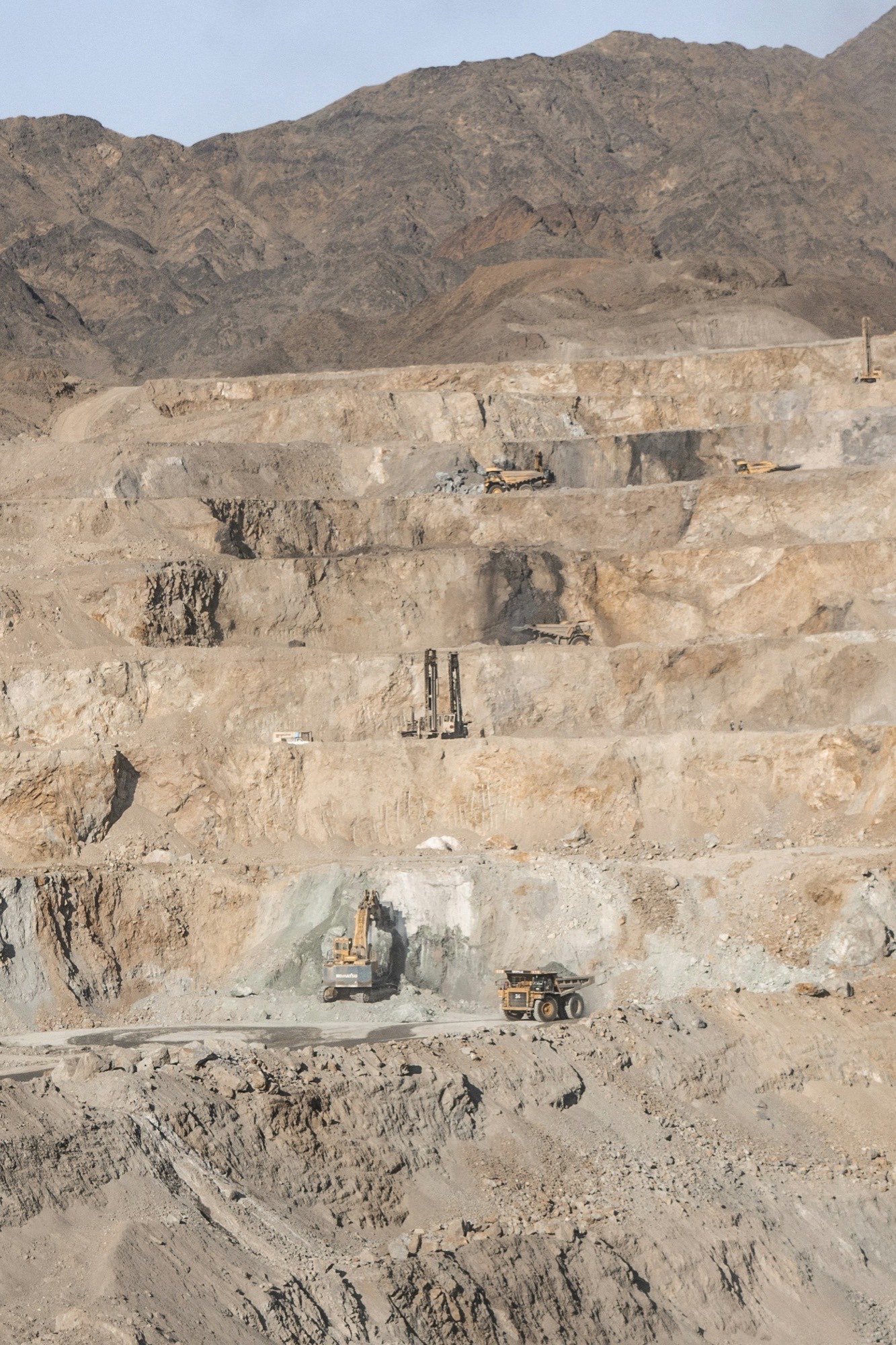 Guide explaining copper and cobalt ore geology to visitors